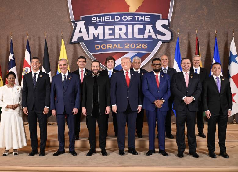 El Escudo de las Américas es una alianza entre Estados Unidos y gobiernos alineados ideológicamente con la Casa Blanca. En la imagen: Presidente Donald Trump (C) con (de izquierda a derecha): Kamla Persad-Bissessar, SC, MP, Prime Minister of the Republic of Trinidad and Tobago, Santiago Peña, President of the Republic of Paraguay, Luis Abinader, President of the Dominican Republic, Rodrigo Paz Pereira, President of Bolivia, Nayib Bukele, President of El Salvador, Javier Milei, President of Argentina, José Raúl Mulino, President of Panama, Mohamed Irfaan Ali, President of Guyana, Nasry “Tito” Asfura, President of Honduras, Rodrigo Chaves Robles, President of Costa Rica, José Antonio Kast, President-elect of Chile, and Daniel Roy Gilchrist Noboa Azín, President of Ecuador. Foto: Getty Images