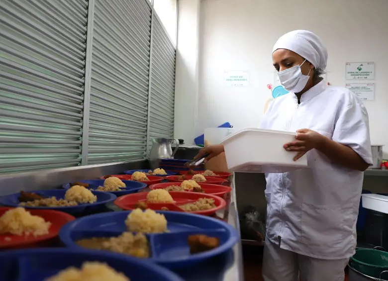 Con los recursos provenientes del impuesto vehicular se financia la alimentación en los colegios y se apoya a madres gestantes, menores de cinco años y adultos mayores vulnerables. FOTO: Cortesía Gobernación de Antioquia