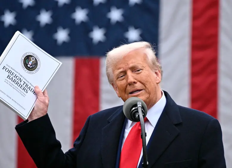Pese a que el presidente Trump asegura que Estados Unidos se ha fortalecido en su gobierno, su popularidad no sobre pasa los 40 puntos, la peor cifra entre los últimos 14 mandatarios que ha tenido el país norteamericano. FOTO AFP
