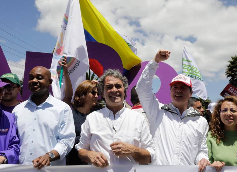 Sergio Fajardo cerró su campaña presidencial en Bogotá junto a su fórmula vicepresidencial, Luis Gilberto Murillo. FOTO: EFE