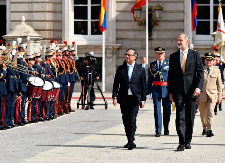 El presidente Gustavo Petro y el rey Felipe VI durante la ceremonia de bienvenida en Madrid. FOTO COLPRENSA