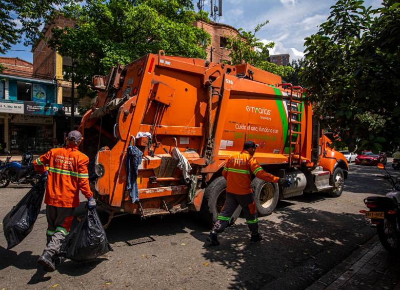A las dos frecuencias tradicionales para la recolección de basuras en Medellín se les adicionará otra en 2023. El anuncio no trajo las explicaciones a varias dudas de la gente. FOTO CARLOS VELÁSQUEZ