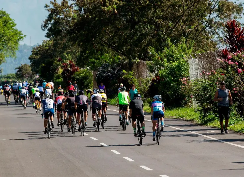 La pista es sitio preferido para la práctica del ciclismo de pista y el atletismo por parte de muchos usuarios, sobre todo en las mañanas. FOTO: CAMILO SUÁREZ