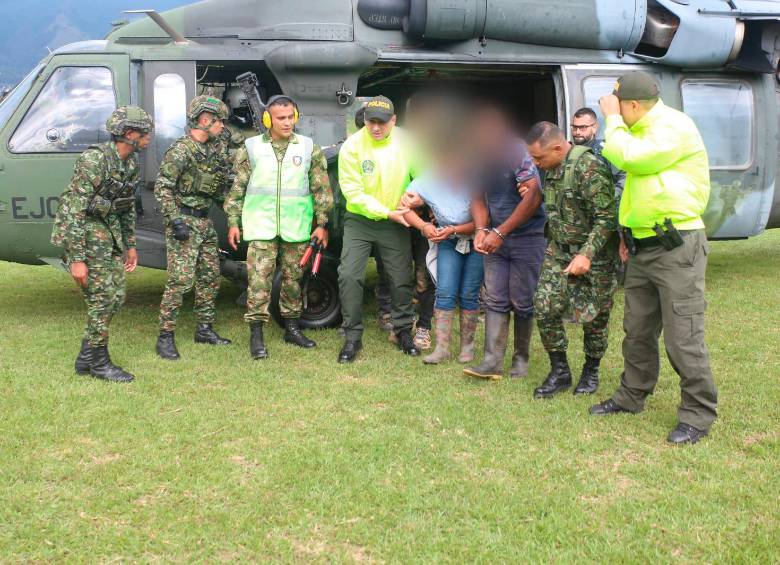 Las dos personas capturadas durante la operación. FOTO: CORTESÍA CUARTA BRIGADA EJÉRCITO