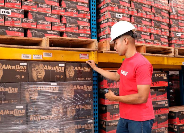 El 90 % del mercado de las pilas en Urabá pertenece a Tronex. Fotos Cortesía. 