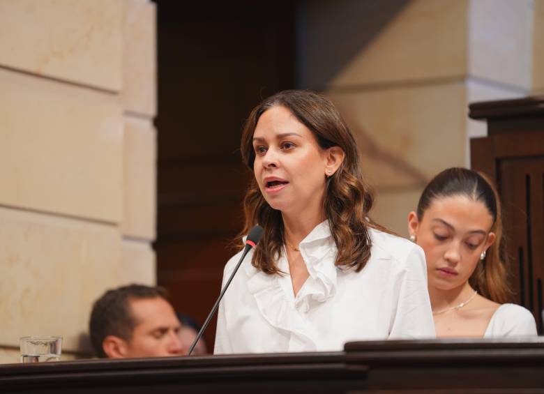 El pasado 9 de abril, día de conmemoración a las víctimas, María Claudia Tarazona estuvo en el Congreso y dio un discurso sobre el magnicidio de Miguel Uribe Turbay. FOTO Cámara de Representantes