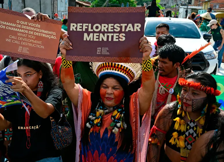 Delegaciones, activistas y pueblos indígenas ocuparon las calles de Belém durante la primera semana de la COP30, exigiendo compromisos climáticos más ambiciosos. FOTO AFP