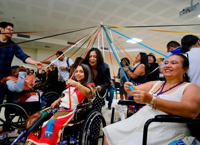 En el encuentro realizado en Medellín, las personas en situación de discapacidad realizaron un acto simbólico con los representantes del Gobierno y el ELN. Vinieron delegados de todo el país. FOTO cortesía cnp