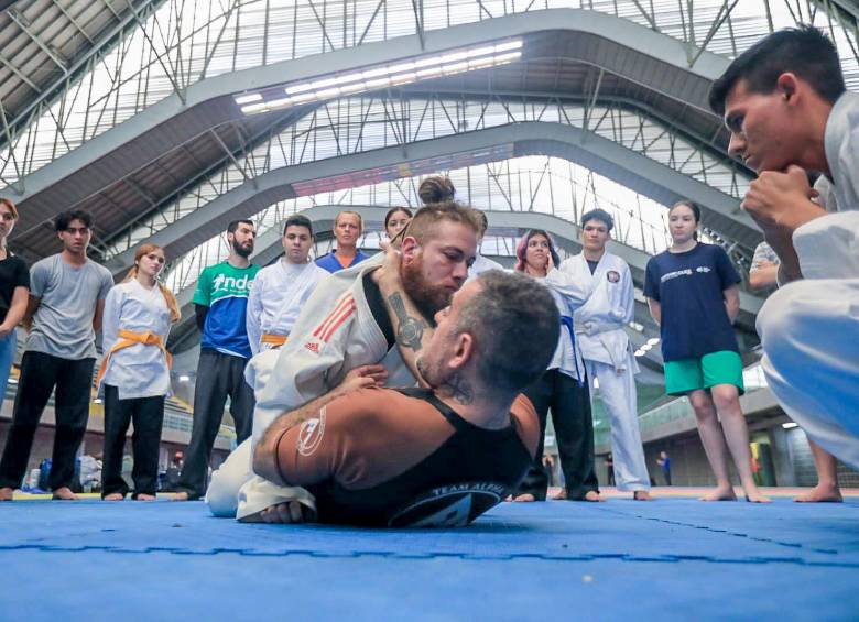 El maestro brasileño Alex Renner inspira a los deportistas paisas de las Escuelas Populares del Deporte