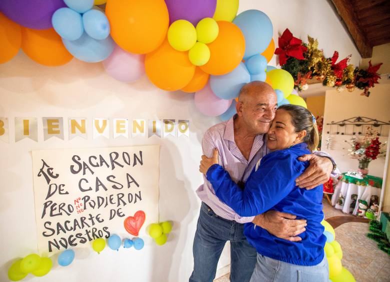 El 12 de enero de 2022, Javier recibió la libertad condicional. Hubo fiesta en la casa de los Cadavid Toro. FOTO Carlos Velásquez - EL COLOMBIANO
