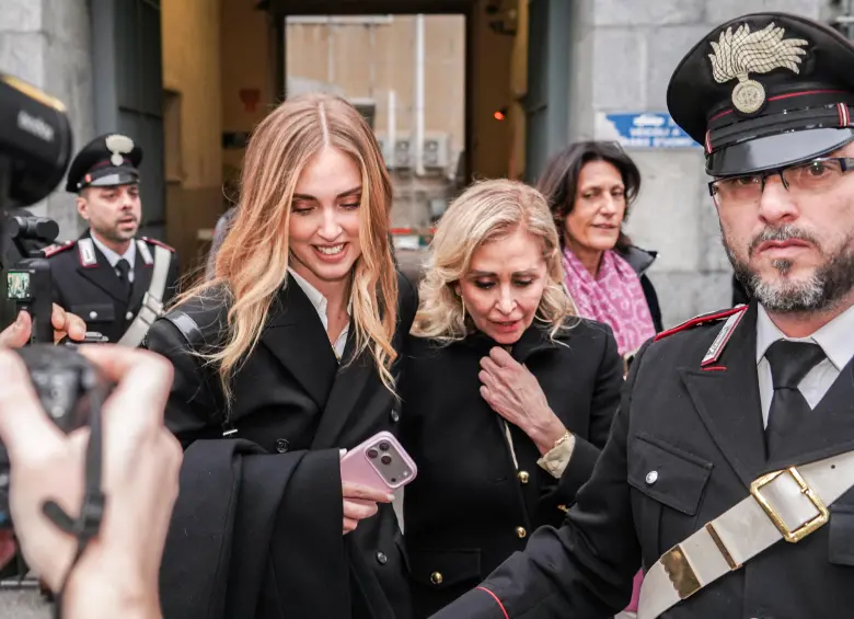 Chiara Ferragni abraza a su madre, Marina Di Guardo, a las afueras del tribunal de Milán, tras ser absuelta en el juicio por el caso del pandoro y los huevos de Pascua. FOTO: AFP.