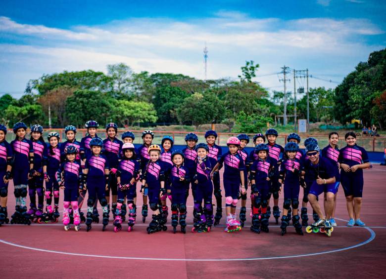 Más de 2.100 niñas y niños antioqueños participan en EsDeporte y lucen el mismo uniforme azul y rosa para fomentar la equidad en el deporte desde la infancia. Foto: Cortesía.
