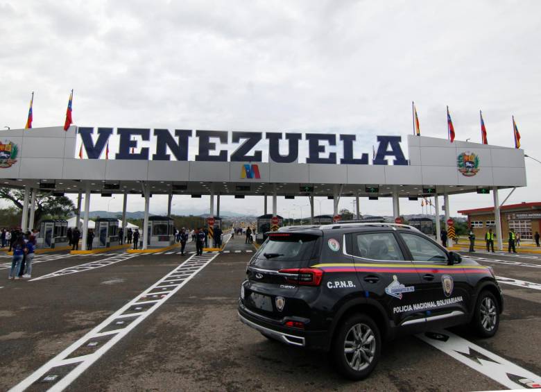 El anuncio de la reapertura total del paso fronterizo ente Colombia y Venezuela lo anunció el pasado mes de diciembre Nicolás Maduro. FOTO: EFE