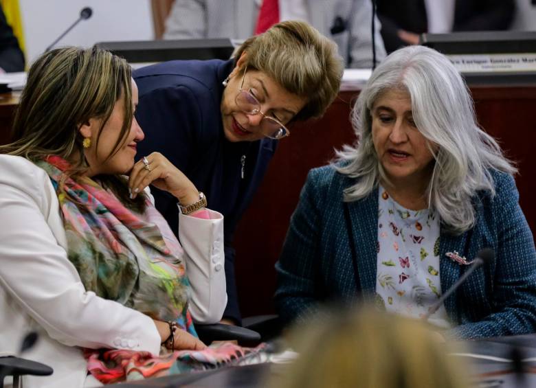 Carolina Corcho ha estado acompañada de las ministras de Trabajo, Gloria Ramírez, y de Vivienda, Catalina Velasco, en el Congreso durante los debates de la reforma. FOTO Colprensa