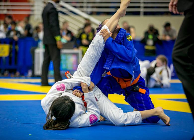 Emiliana, de blanco, impuso talento antes sus rivales de Brasil. FOTO CORTESÍA