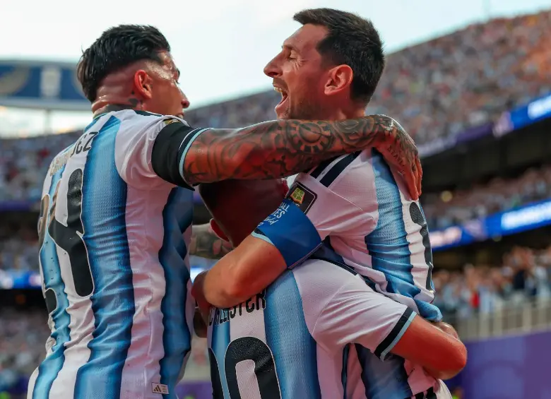Messi y Enzo Fernández abrazando a Alexis Mac Allister, autor del gol con el que Argentina venció a Suiza. FOTO: GETTY