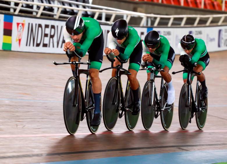 El equipo antioqueño de ciclismo de pista ganó el oro en la prueba de los 4.000 metros persecución. FOTO cortesía fcf
