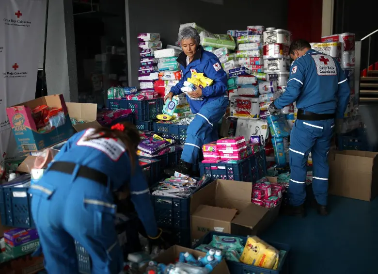 Diferentes organizaciones habilitaron canales de donación para llevar ayudas a las zonas afectadas por el terremoto. FOTO: AFP