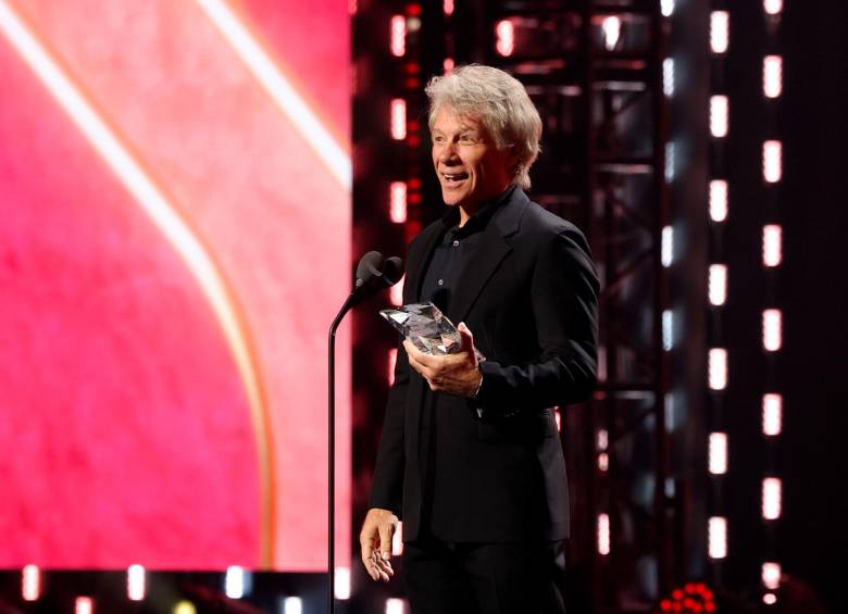 Bon Jovi le entregó el premio Persona del Año a Carlos Vives. FOTO Cortesía Academia Latina de la Grabación