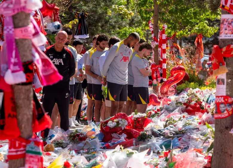 El técnico del equipo, Arne Slot, junto con sus jugadores honran a Diogo Jota y su hermano André en las afueras del estadio de Anfield. Foto:GETTY