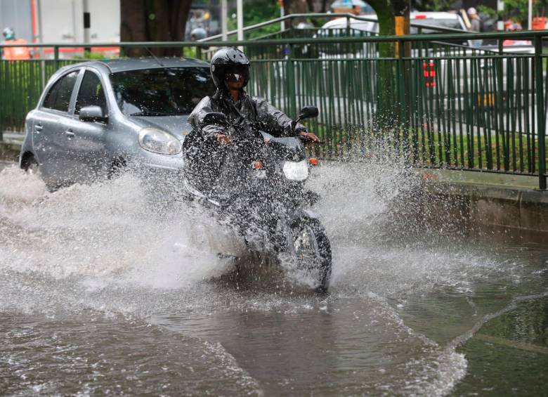 Las vías inundadas por el aguacero de este lunes en Medellín hacen que los motociclistas y vehículos disminuyan la velocidad para evitar accidentes por la altura del agua. FOTO: Esneyder Gutiérrez Cardona