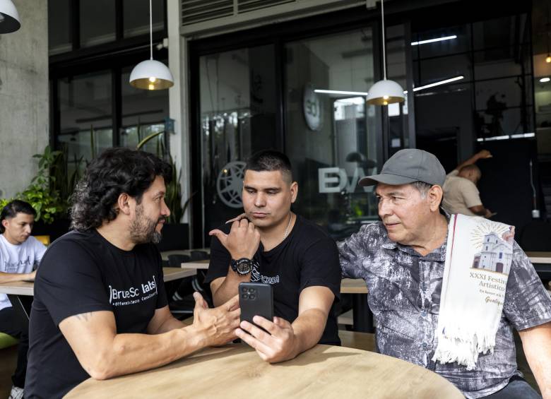 Israel Ramírez junto a su padre y su intérprete. FOTOS Camilo suárez