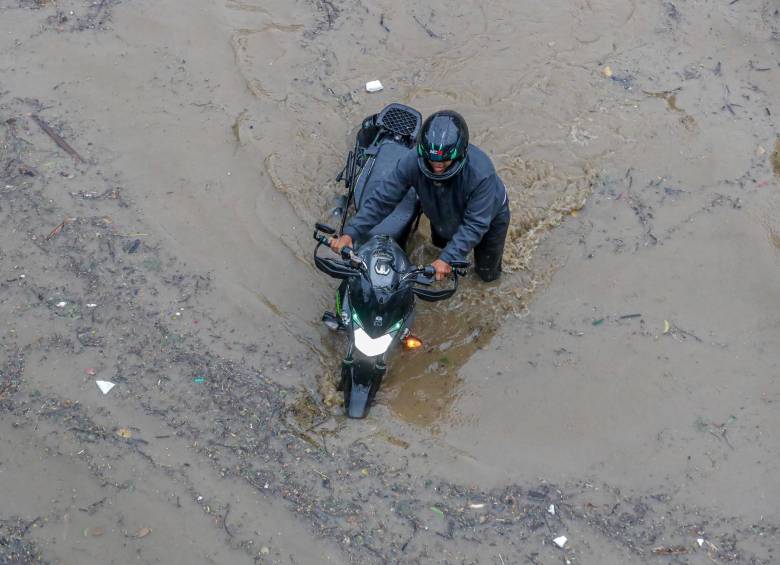 El agua se vino con toda en Medellín: vías inundadas en cuatro comunas