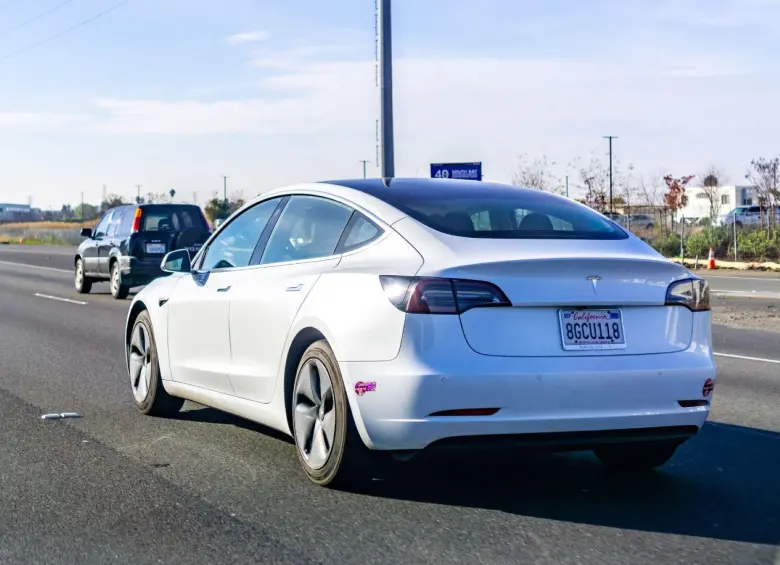 Este es el Tesla Model 3 blanco conduciendo por la autopista en Silicon Valley, al sur del área de la bahía de San Francisco, Estados Unidos. Foto: Getty Images