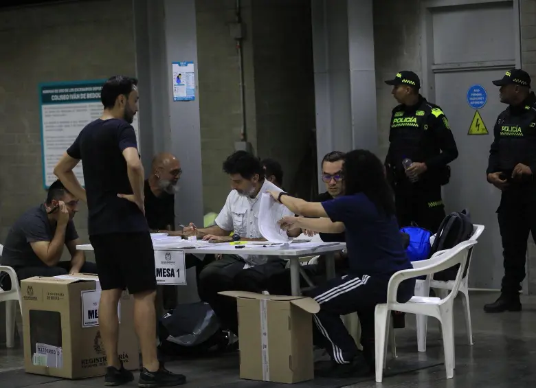 $!Conteo de votos en el coliseo<i> </i>Iván de Bedout, en el cierre de votaciones.