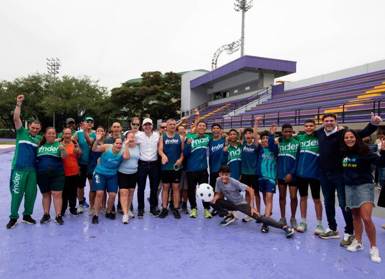 Federico Gutiérrez mostró este viernes el avance de las obras de renovación del Estadio Alfonso Galvis de atletismo acompañado por deportistas que hacen parte del Inder. FOTO JULIO CÉSAR HERRERA