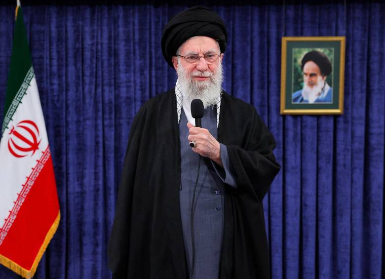 Crecen las dudas en Irán sobre el paradero de su líder supremo, el ayatolá Alí Jamenei, en medio de la ofensiva organizada por Estados Unidos e Israel. FOTO: XINHUA