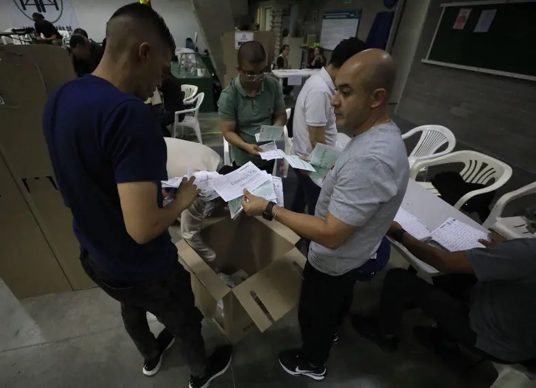 Conteo de votos en el coliseo Iván de Bedout, en el cierre de votaciones. FOTOS: CAMILO SUÁREZ