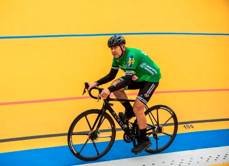 Martín Cochise Rodríguez también es asiduo visitante de la pista del velódromo que lleva su nombre. FOTO CAMILO SUÁREZ