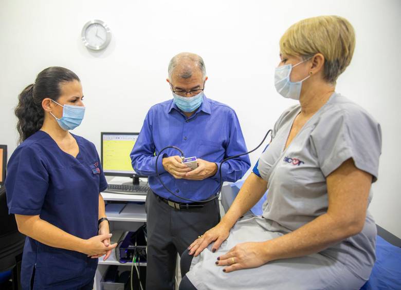 El doctor Dagnóvar Aristizábal con la grabadora que mide los datos del paciente las 24 horas. FOTO Carlos Velásquez. 
