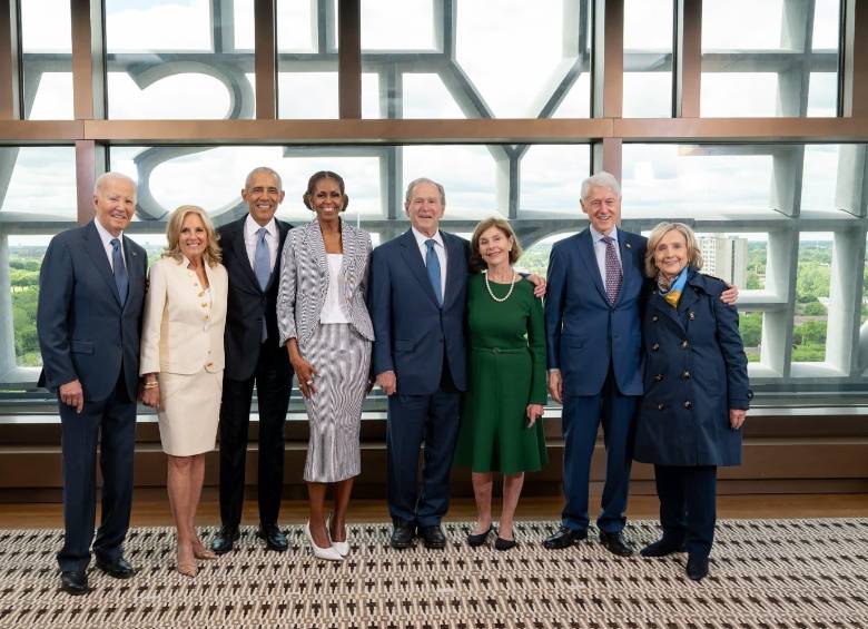 Barack Obama y Michelle Obama participan en la inauguración del Centro Presidencial Obama en Chicago, un complejo que reúne museo, espacios comunitarios y áreas educativas, y que contó con la presencia de expresidentes, líderes mundiales y reconocidas celebridades. FOTO: @BarackObama vía X.