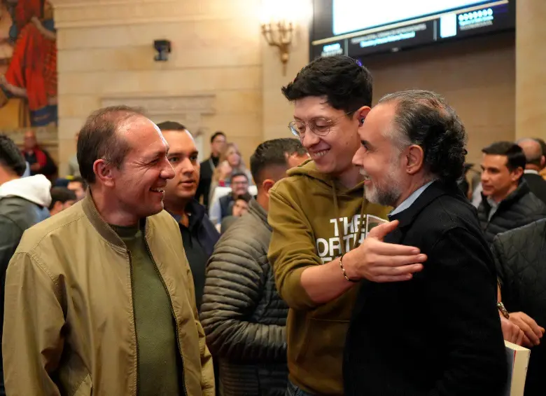 Los ministros de Trabajo, Educación e Interior, celebran la aprobación de la reforma pensional. FOTO Cortesía MinTrabajo. 