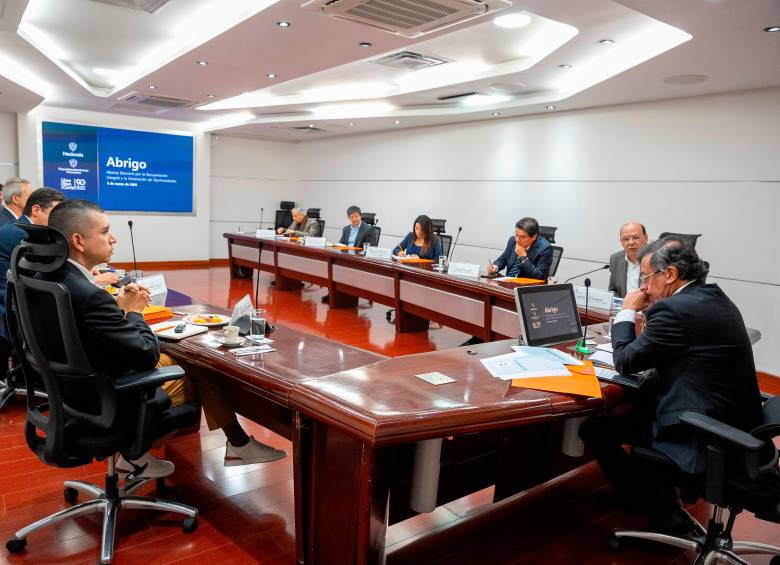 El presidente Gustavo Petro encabezó una nueva reunión con la banca, sector que busca frenar la implementación de inversiones forzosas. FOTO tomada de X