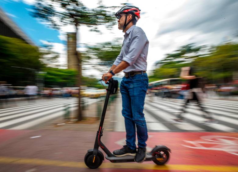 Las bicicletas y patinetas eléctricas (imagen de referencia) enfrentan desafíos en Medellín debido a su topografía y altitud, según un estudio de la UNAL y la UdeA. FOTO Camilo Suárez