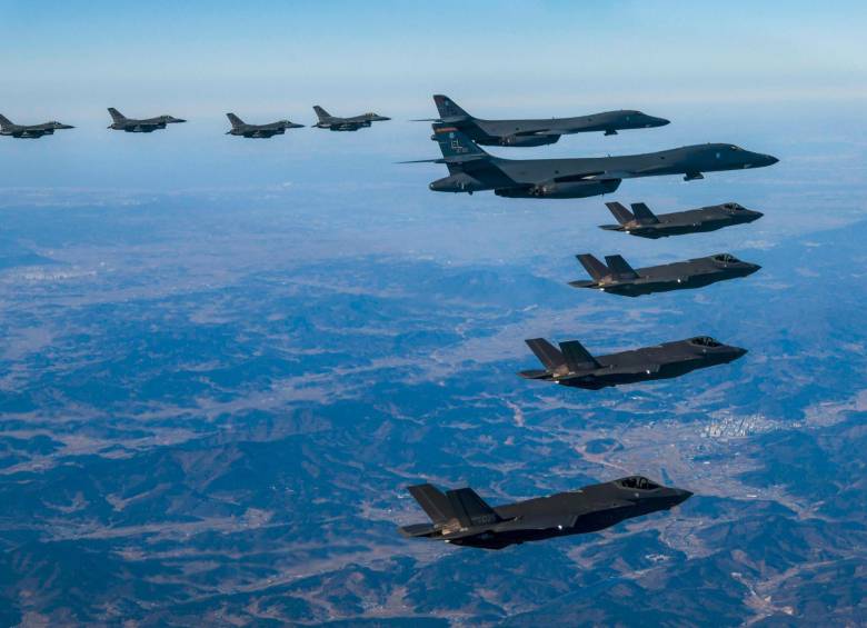 Dos bombarderos estratégicos estadounidenses B-1 realizan maniobras sobre la península coreana escoltados por cazas F-35 surcoreanos y F-16 estadounidenses, una acción que busca responder al lanzamiento de un misil de largo alcance realizado por Corea del Norte en la víspera. FOTO: EFE