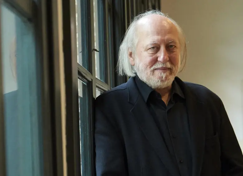 László Krasznahorkai ha llevado al cine varias de sus obras más reconocidas junto al director Béla Tarr, en producciones aclamadas por su forma y profundidad filosófica. FOTO AFP