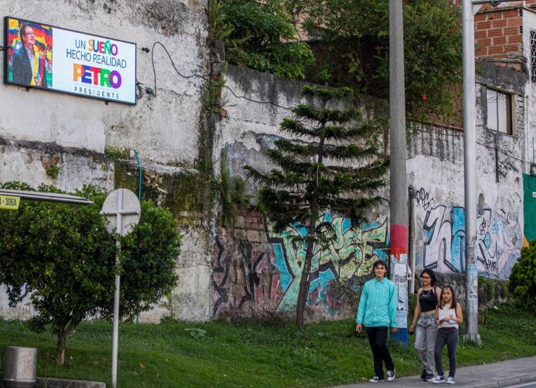 Un equipo periodístico de EL COLOMBIANO se desplazó al lugar captado en el video y pudo confirmar que durante la tarde de este martes la pantalla continuaba en funcionamiento. FOTO: CARLOS VELÁSQUEZ