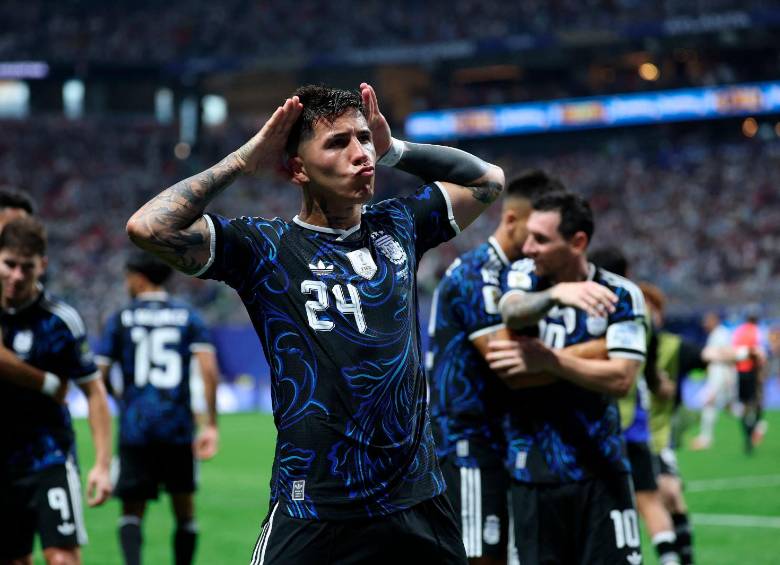 Enzo Fernández, autor de uno de los goles de Argentina frente a Inglaterra. FOTO AFP