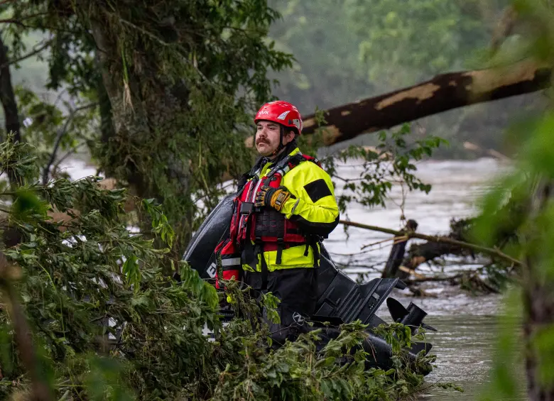 Equipos de rescate se encuentran trabajando en la zona. Foto por Eric Vryn / GETTY IMAGES NORTH AMERICA / Getty Images via AFP.