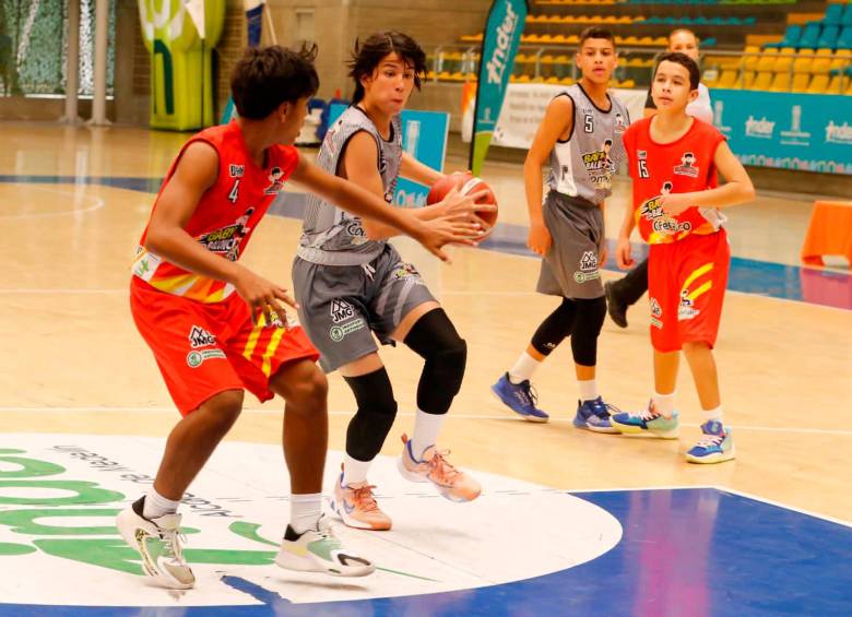 Baqueros de Cúcuta (uniforme gris) venció 68-35 a Puerto Berrío, en el baloncesto del Festival de Festivales, que arrancó este domingo con 24 juegos. FOTO cortesía Donaldo zuluaga -cd los paisitas