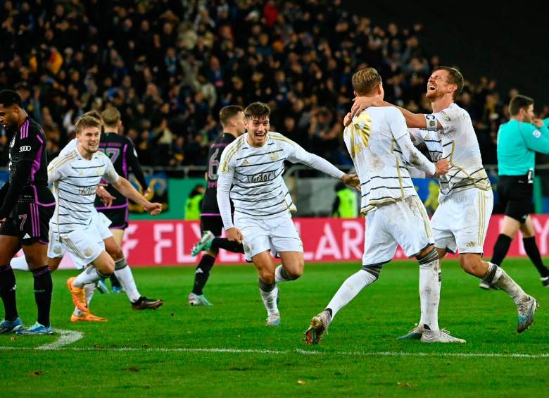 Los jugadores del FC Sarrebrück celebraron con desenfreno el triunfo a último minuto sobre el Bayern Munich, el equipo más ganador del fútbol de Alemania. FOTO: AFP