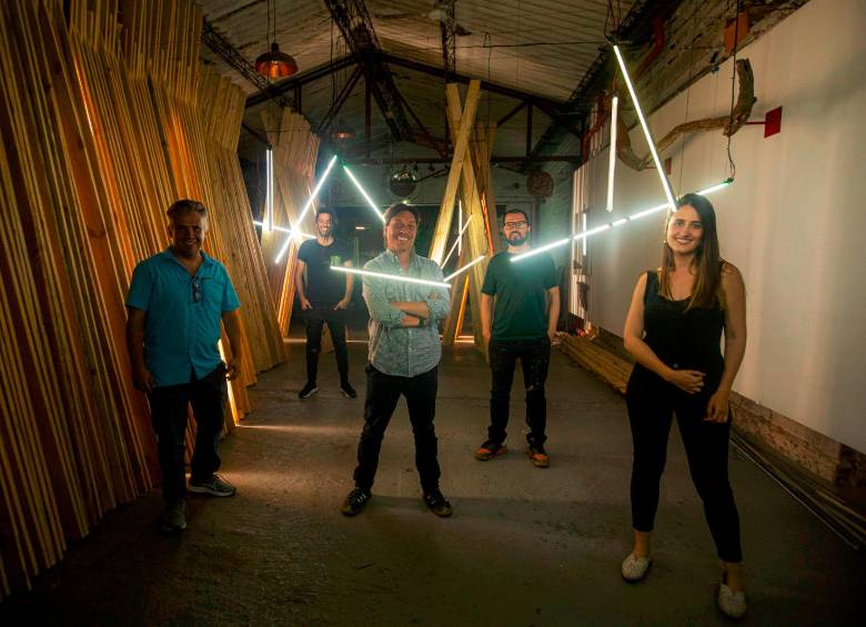De izquierda a derecha: Picasso Domínguez,Sebastián Mejía, Juan Manuel Peláez, Alejandro Tobón y Camila Ángel. En el montaje de De noche, todos los gatos son pardos. FOTO: Carlos velasquez.