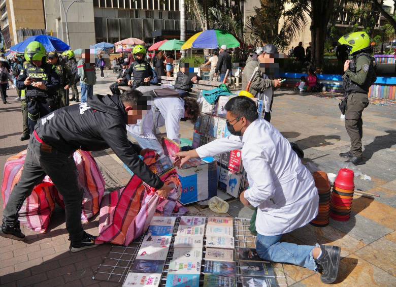 La Policía incautando algunos de los libros. FOTO: REDES SOCIALES.