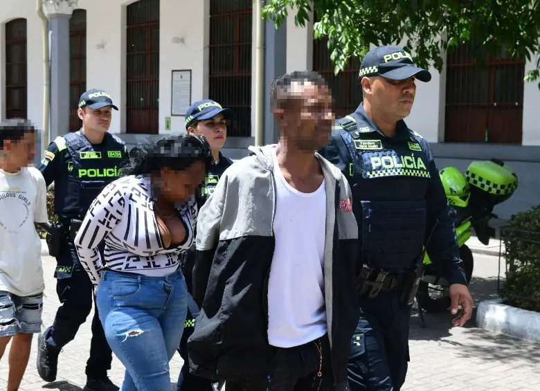 Los detenidos son una mujer de 46 años y dos hombres de 38 y 43 años. A estas personas las señalan de asesinar a Juan Pablo Villa Rojas, de 35 años, quien les habría reclamado por el hurto de un celular. FOTO: POLICÍA METROPOLITANA