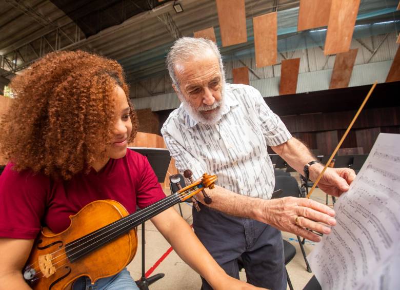 Alberto Correa vive por y para la música. Celebrará sus 80 años en el escenario. FOTO Carlos Velásquez