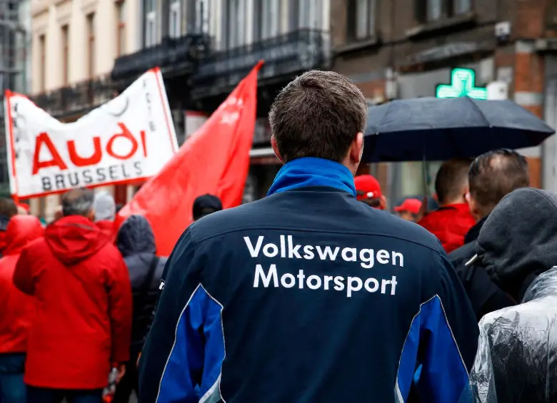 La automotriz alemana enfrenta presión por la competencia china, aranceles en Estados Unidos y la caída de su beneficio neto en 2025. foto Depositphotos